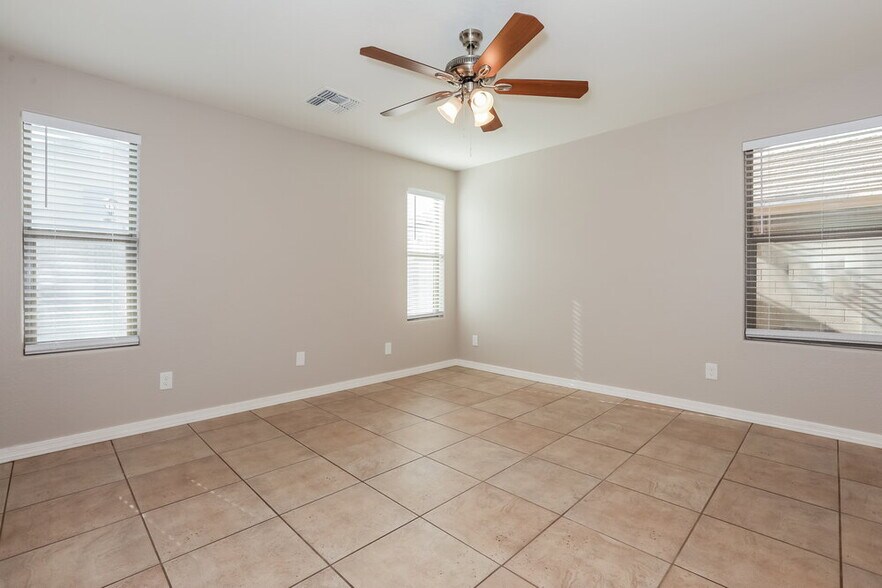 Building Photo - 1977 W Vineyard Plains Dr