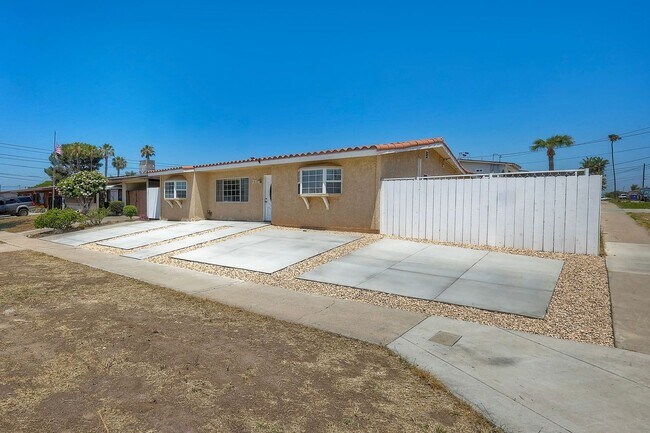 Building Photo - Three bedroom two bath home- fenced yard! - Castle Park