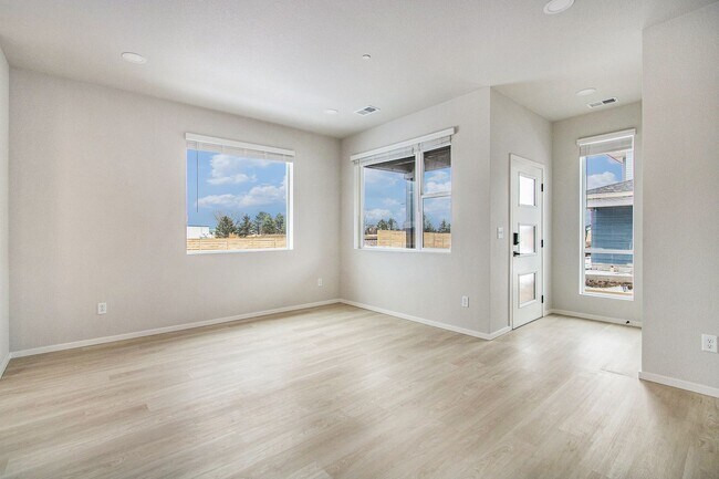 Building Photo - Luxury Rowhouse w/ Over-sized Garage