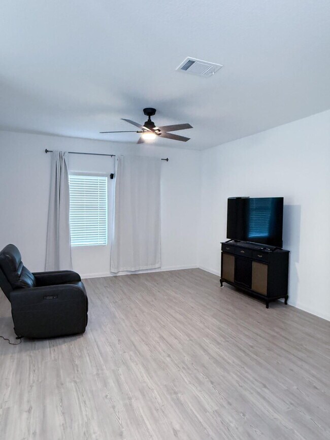 Building Photo - Charming 3-Bedroom Sanctuary with 2 Full Baths Near Lackland Air Force Base – 1469 Sq Ft of Comfo...