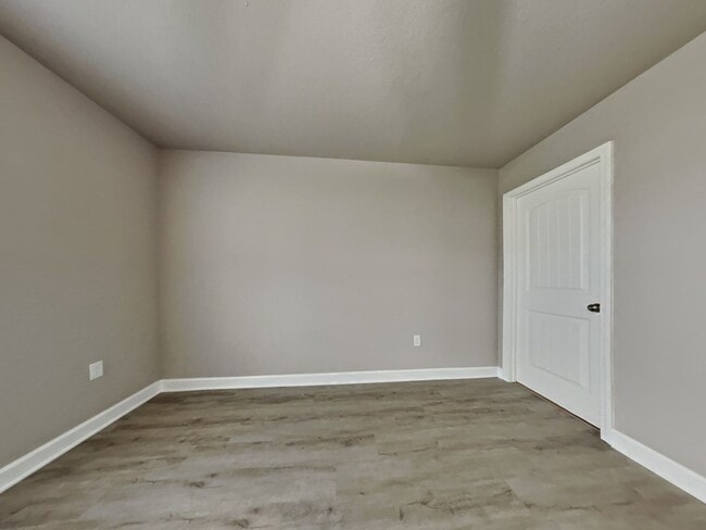 Building Photo - 3 BR/2BA Newly Renovated Single Family Home | 2-Car Covered Parking |In Blue Springs!