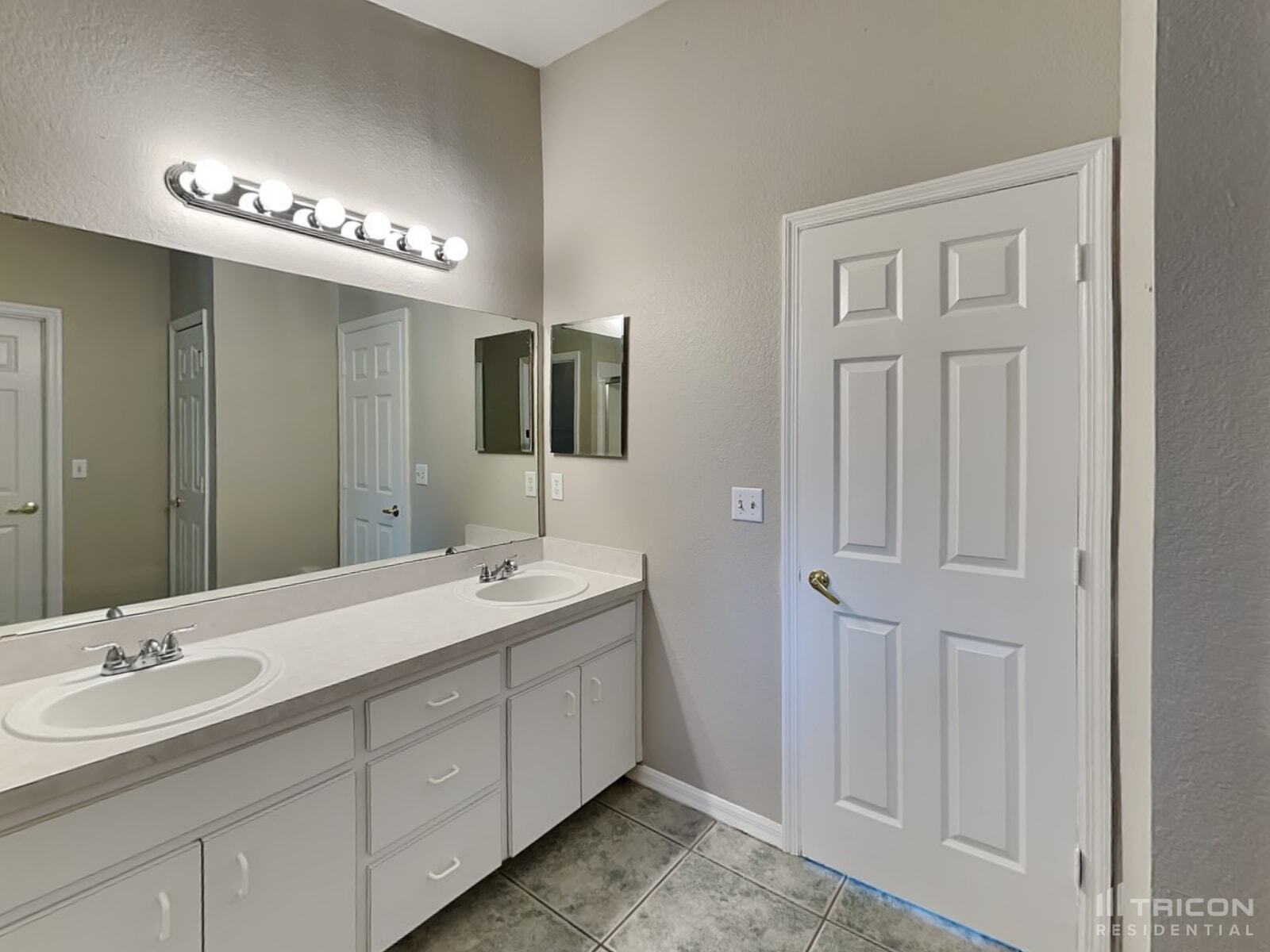 Building Photo - 7641 Manor Dr