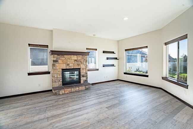 Building Photo - 6649 N Madellaine Dr