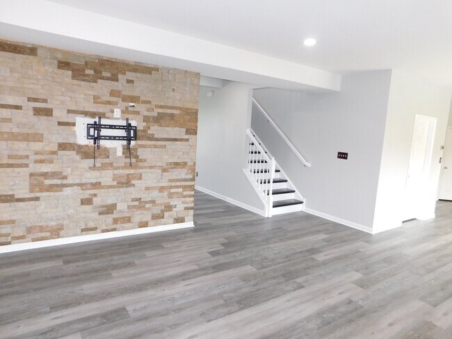Building Photo - 104 Pebble Creek Dr