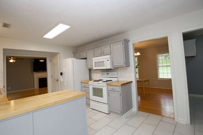 Building Photo - Charming 3 Bedroom, 2,5 Bath home with hug...