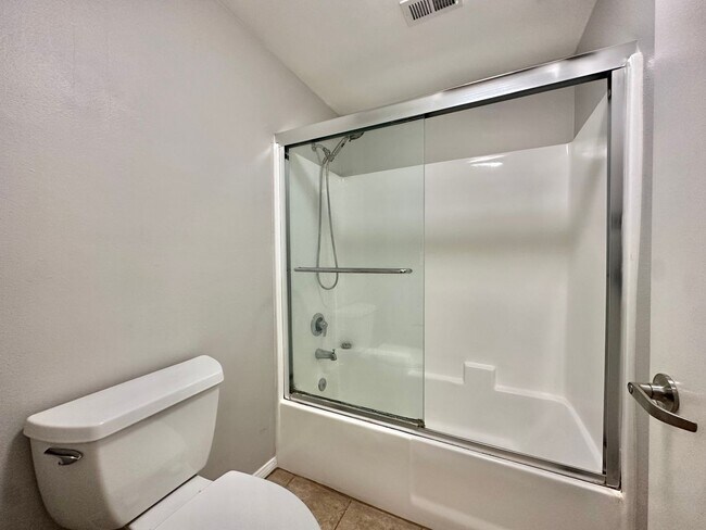 Building Photo - Luxury 2 Bed/2.5 Bath 2 Story Townhouse in...