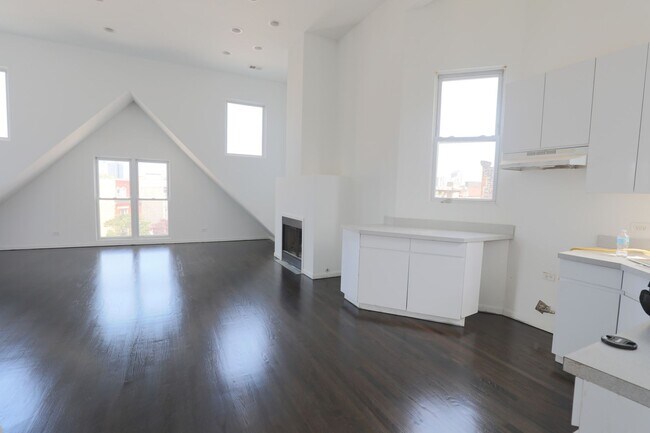 Building Photo - 3328 N Clark St