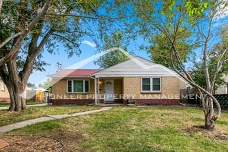 Building Photo - Spacious Home with Washer/Dryer and Fenced Yard