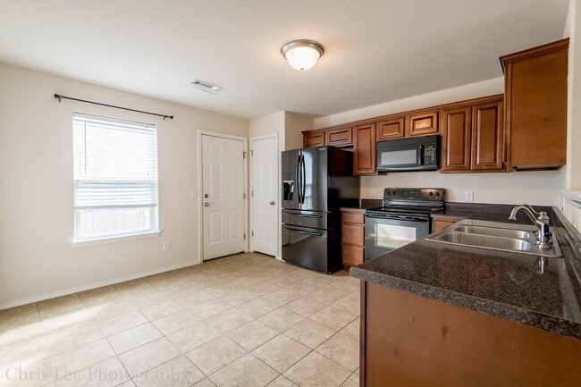 Building Photo - Well-Kept 3 BR home Near Walmart and Schools!