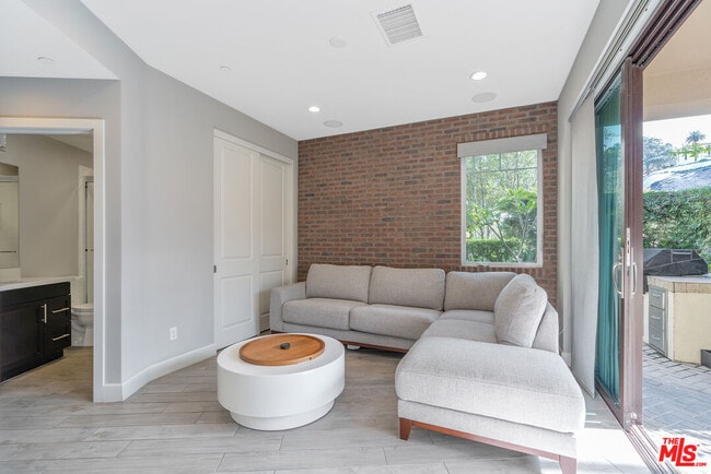 Building Photo - 12860 S Seaglass Cir