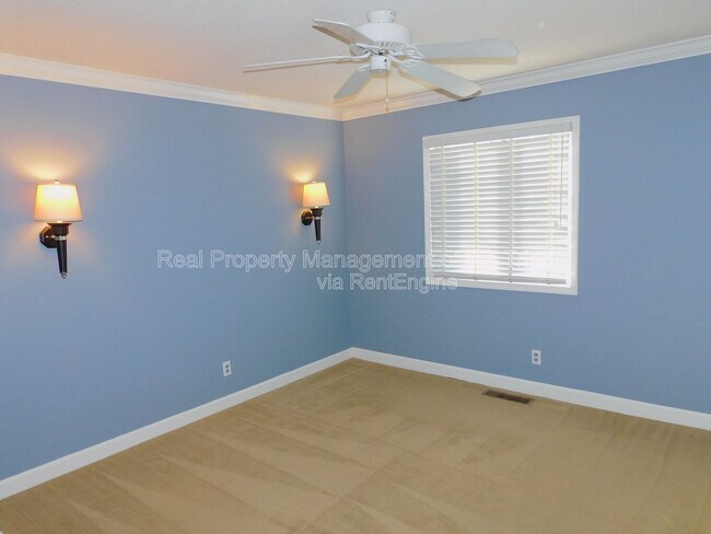 Building Photo - 620 Walker Ave