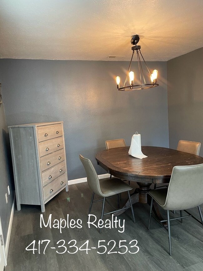 Building Photo - 4 bedroom, 2 bath furnished HOUSE in the H...