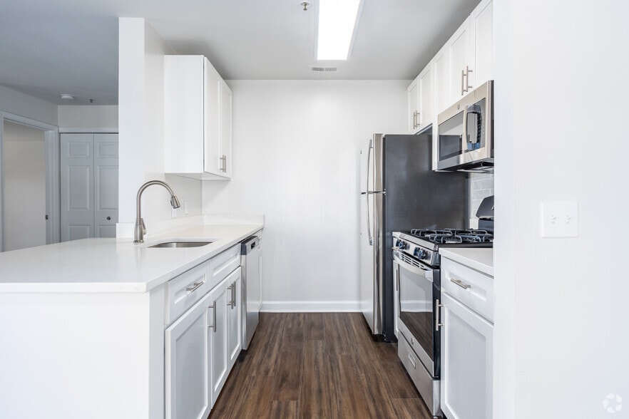 1BR, 1BA - 859SF - Eagle Rock Apartments at Columbia Pike