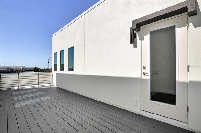 Building Photo - 401 N Oregon Ave