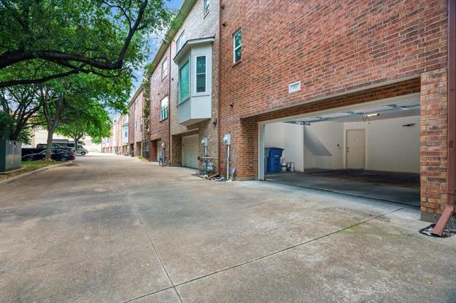 Building Photo - 2205 Canton St