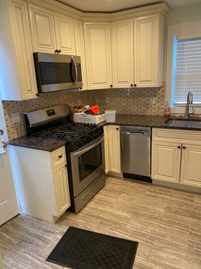 Building Photo - 674 Park Ave