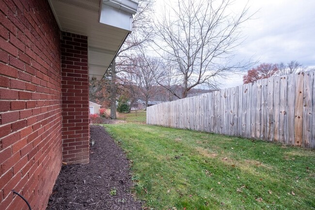 Building Photo - Beautiful 3 Bedroom Home in Franklin Regional School District