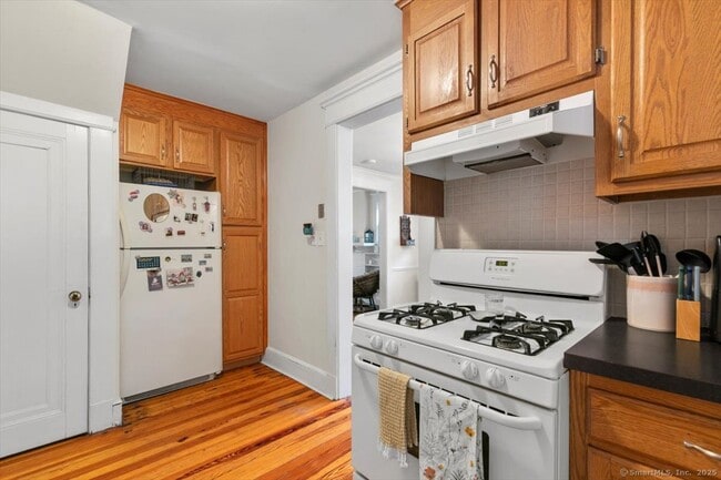 Building Photo - 52 Augur St
