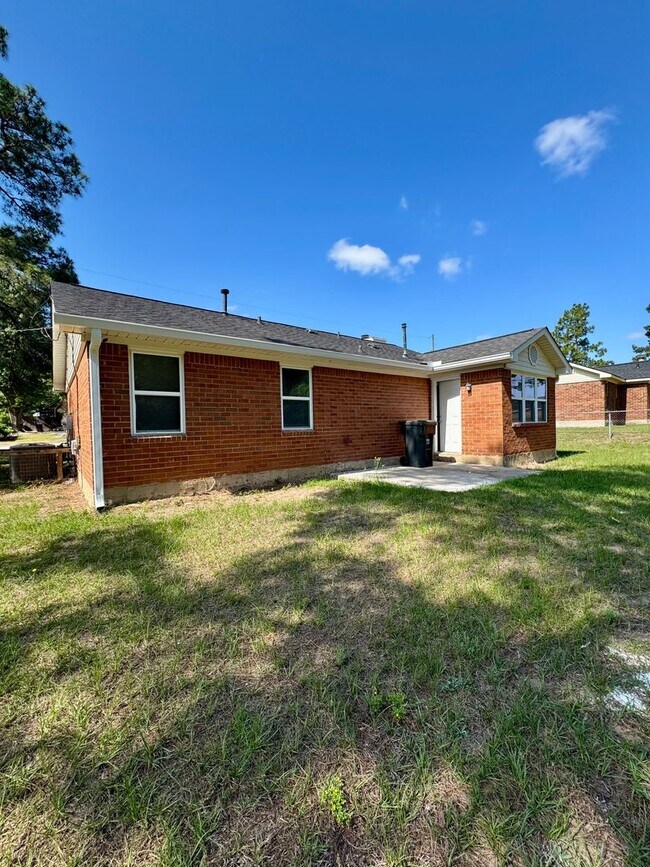Building Photo - Charming 3 Bedroom, 2 Bath Home Available Now!