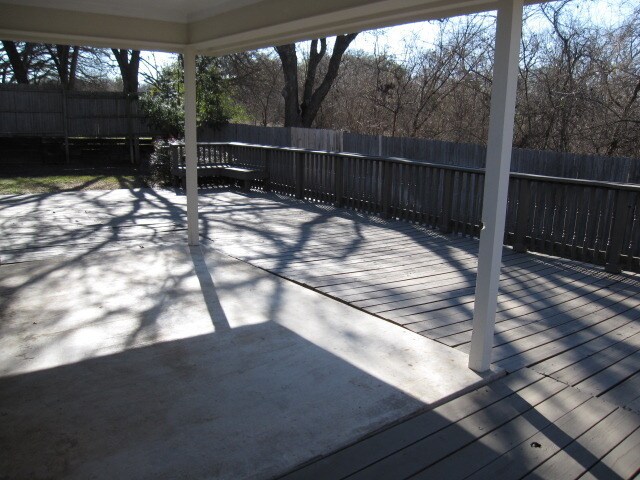 Building Photo - Beautiful three bedroom located in Briarwo...