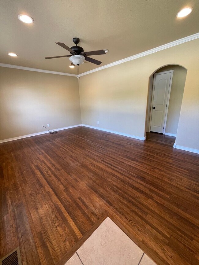 Building Photo - 2 bedroom House near Downtown BA