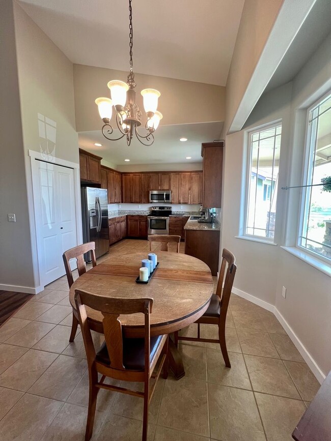 Building Photo - Modern 3 Bedroom Home