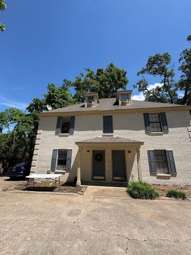 Building Photo - Roommate Needed!!  Walk to the Square! Available NOW...