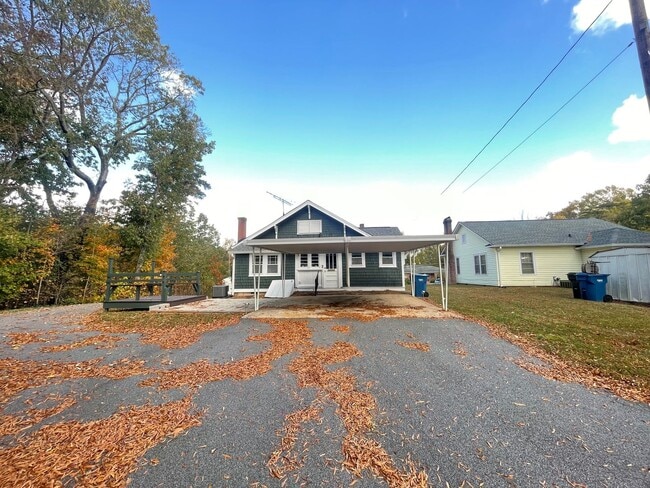 Building Photo - ?? COMING SOON ?? Charming 3 Bed / 1 Bath Bungalow – Prime Location Near Downtown Hickory