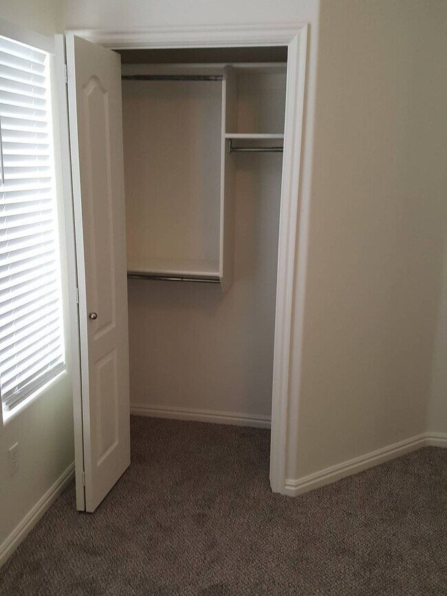 Building Photo - 3 Bedroom 2 bath home located near Red Cli...