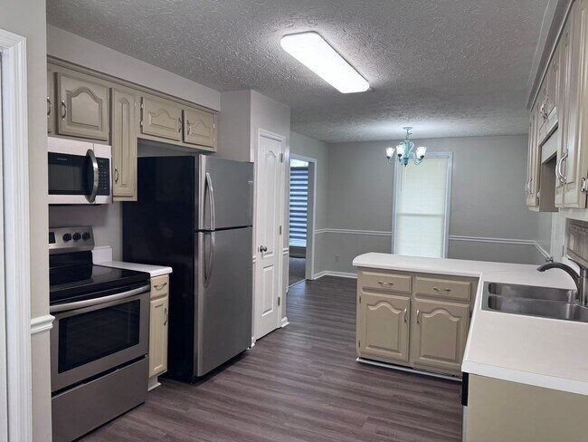 Building Photo - Super convenient location! Quick access to I-24 Exit 11!