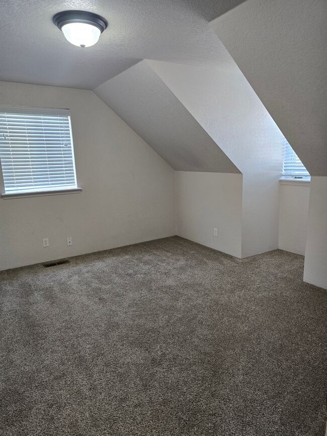 Building Photo - 3 bed 2 bath   Home for Rent in Grants Pass