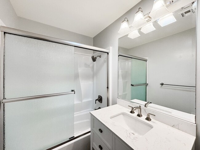 Building Photo - Beautiful 3BD/2BA House in Clairemont W/ W...