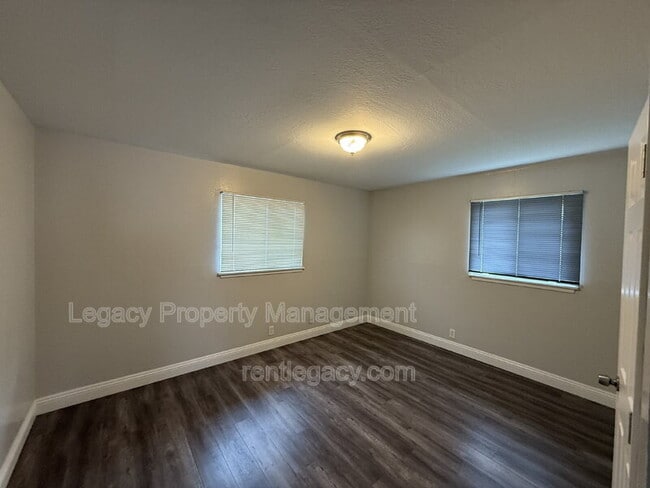 Building Photo - 2013 Edison Ave