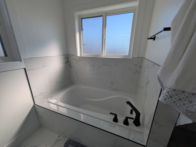 Building Photo - View of the Bay! 3 Bed 3.5 Bath with Garage!