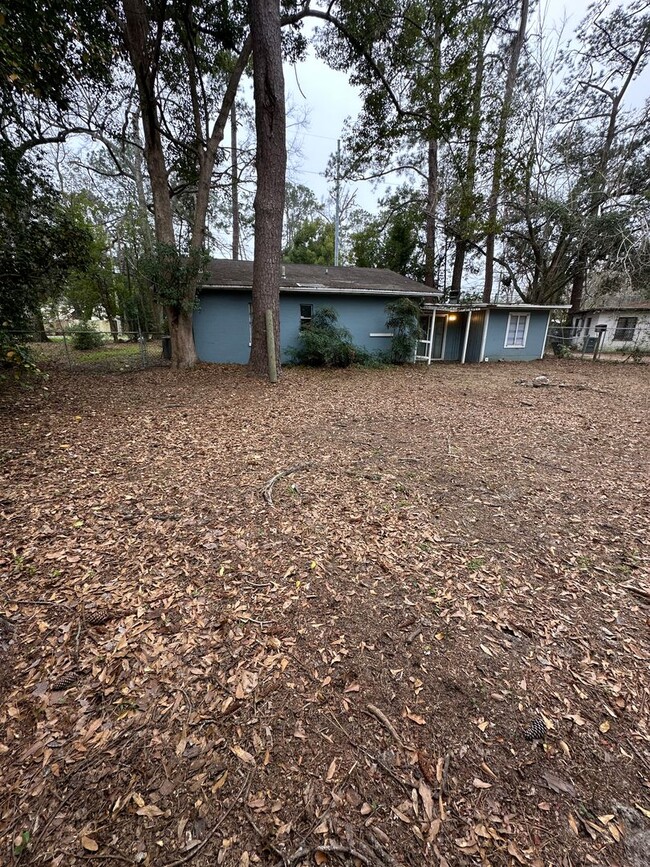 Building Photo - 3 Bed 1 Bath House with Fenced-in Yard. Av...