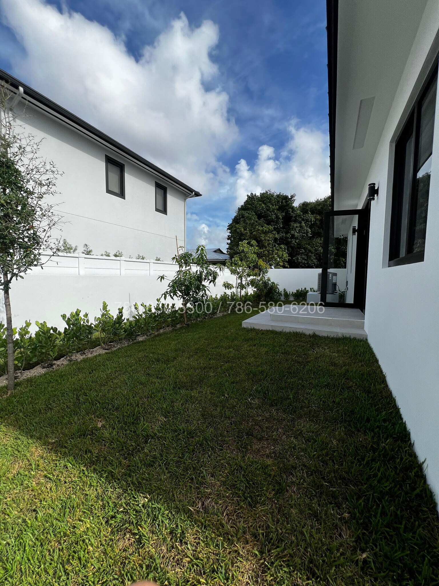 Building Photo - 920 SW 71st Ave