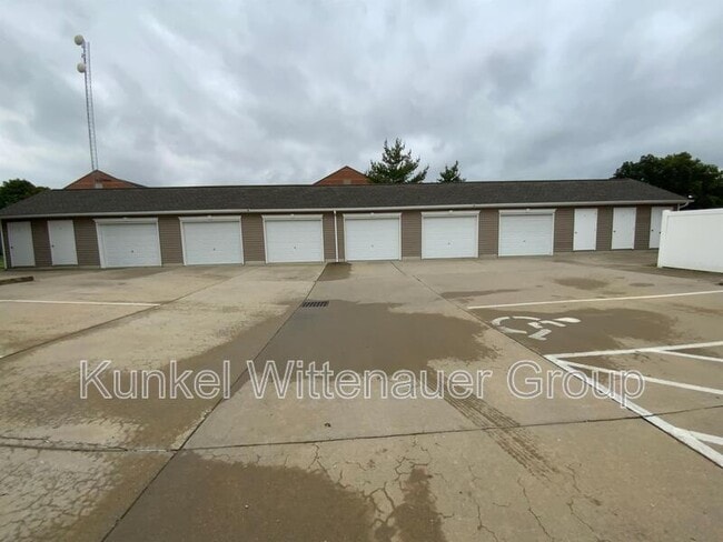 Building Photo - 700-704 Fountain View Dr