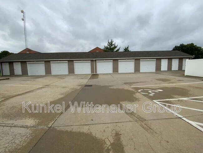 Building Photo - 704 Fountain View Dr