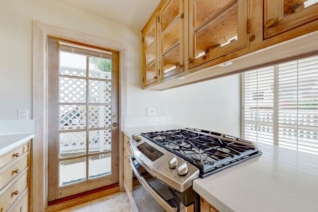 Building Photo - 242 Avenida Lobeiro