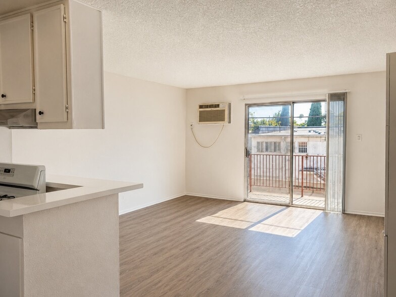 Building Photo - 509 N Berendo St