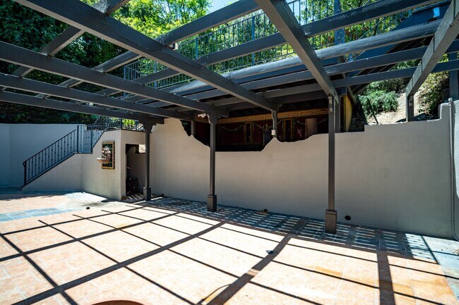 Building Photo - COMING SOON 4-bedroom, 4 bath unit in the desirable Los Feliz