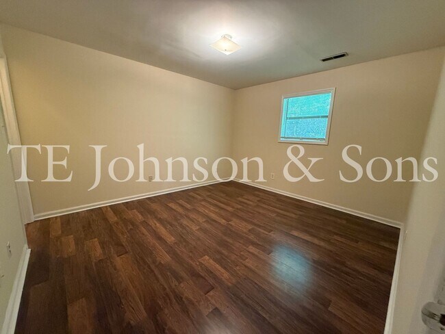 Building Photo - 1506 Oakshire-Water Included