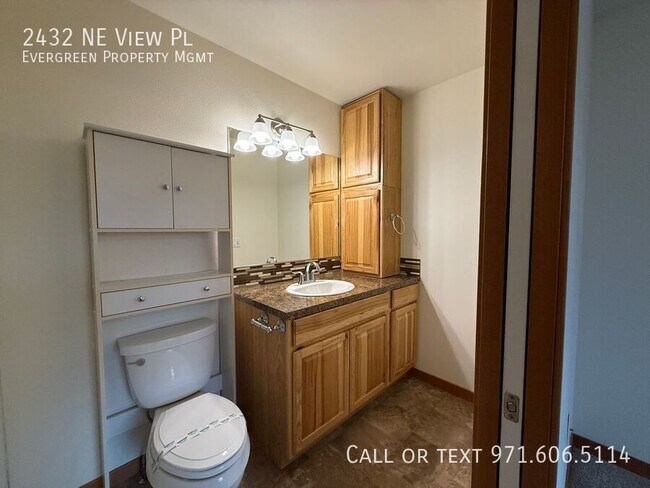 Building Photo - 2432 NE View Pl