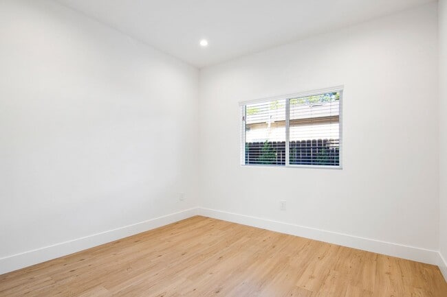 Building Photo - Modern 5 bedroom House for lease in Northr...