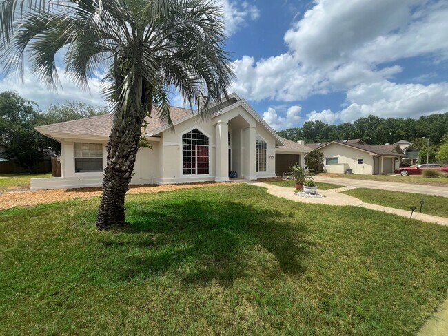 Building Photo - Beautiful 4 Bedroom 2 Bathroom Pool Home i...
