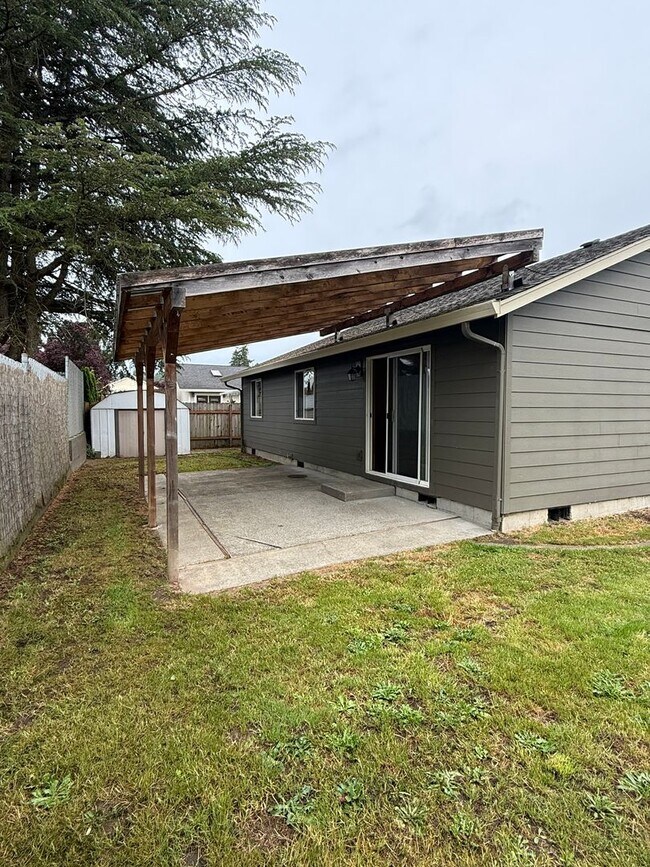 Building Photo - Woodland Ranch 3Bd/2Ba Home with Large Fully Fenced Yard - Easy Access to I-5