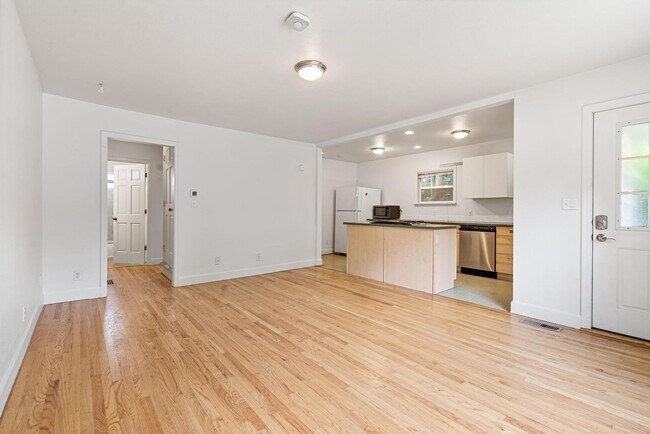 Building Photo - Inviting, remodeled 3-bdr/1.5-bath in Division/Hawthorne duplex—Privacy, A/C, parking, & storage