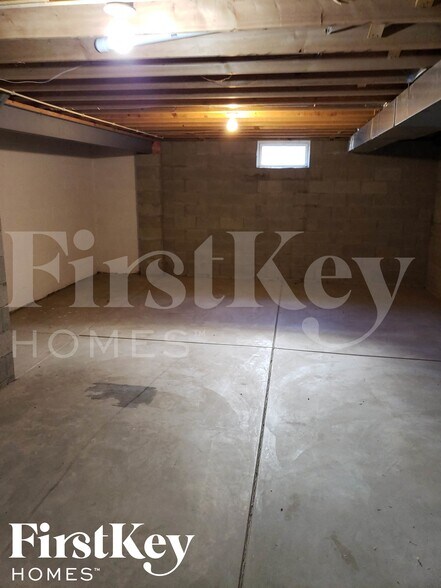 Building Photo - 1527 W Quail Run Dr