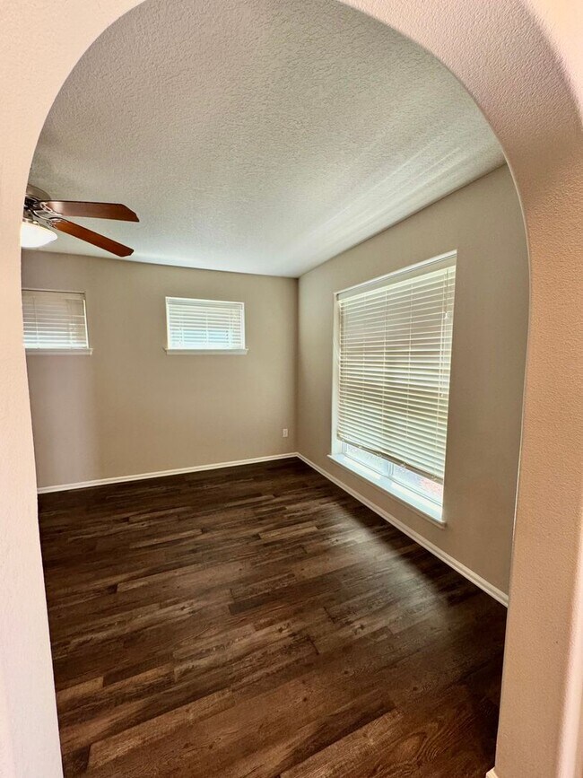 Building Photo - Beautiful Pet Friendly South Corvallis Home