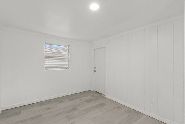 Building Photo - NEWLY RENOVATED Home For Rent in St Petersburg!